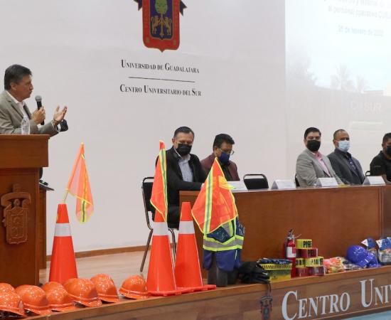Entrega de equipo al personal de servicios del CUSur