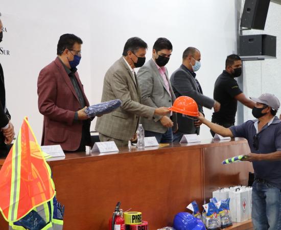 Entrega de equipo al personal de servicios del CUSur