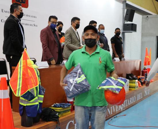 Entrega de equipo al personal de servicios del CUSur
