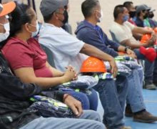 Entrega de equipo al personal de servicios del CUSur