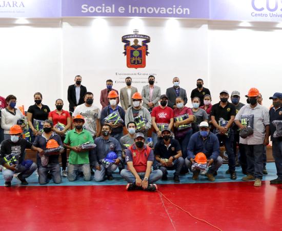 Entrega de equipo al personal de servicios del CUSur